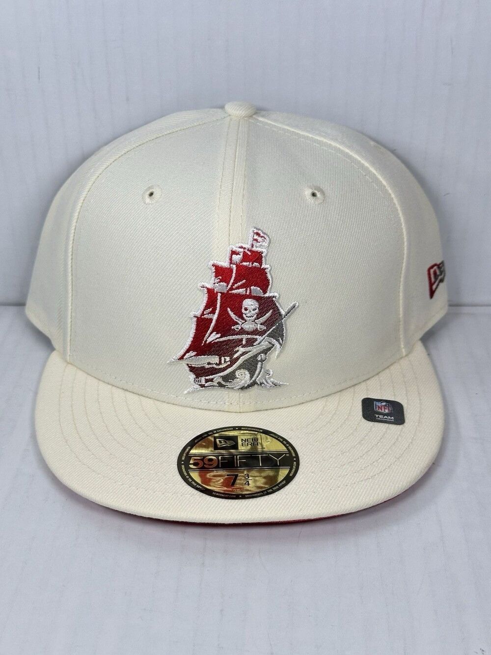 Size 7 3/4 New Era Tampa Bay Buccaneers 59FIFTY Chrome Color Dim Cream Fitted